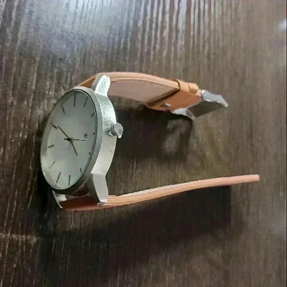 Minimalist neutral watch - Picture 5 of 5